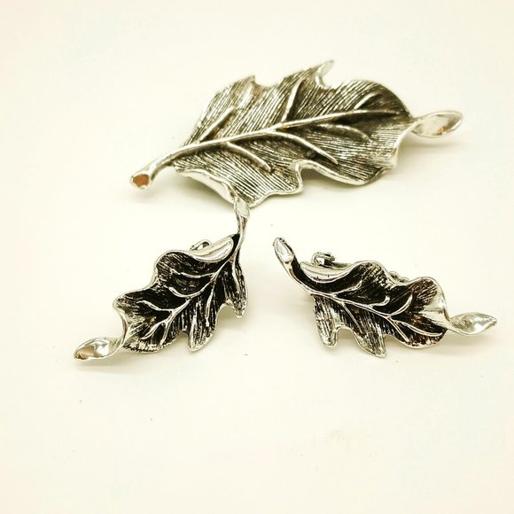 Tara Vintage Oak Leaf Brooch and Earring Set. Large Silver Tone - Picture 3 of 4